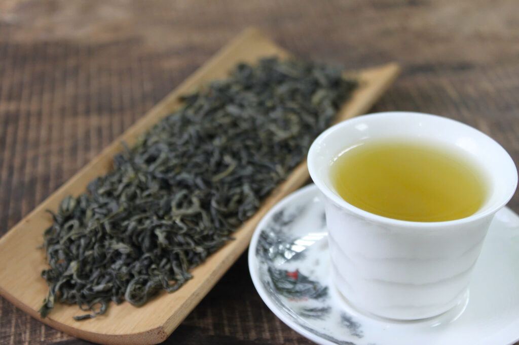 Trà Móc Câu khô và nước trà xanh sánh