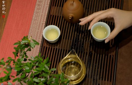 Tách trà xanh TNTEA nóng hổi bốc khói nghi ngút trong không gian yên tĩnh.