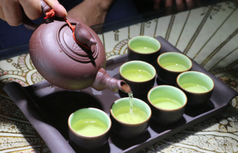 Góc trà chill tĩnh lặng với ấm trà gốm mộc mạc và cuốn sách mở sẵn.
